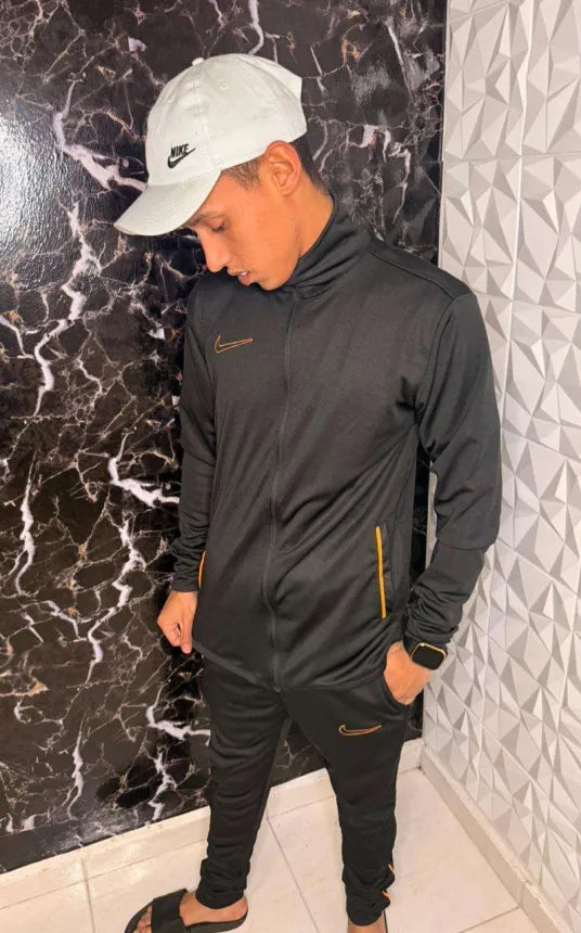 Conjunto Nike Academy Pro - Preto e Laranja