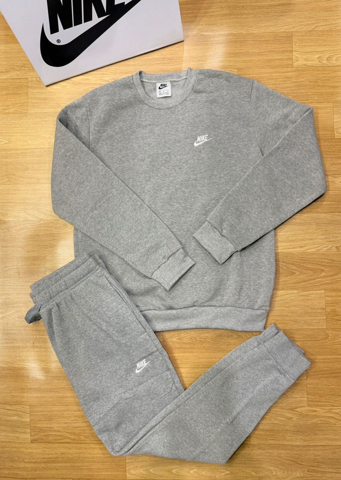 Conjunto Blusão e Calça NK Club - Cinza