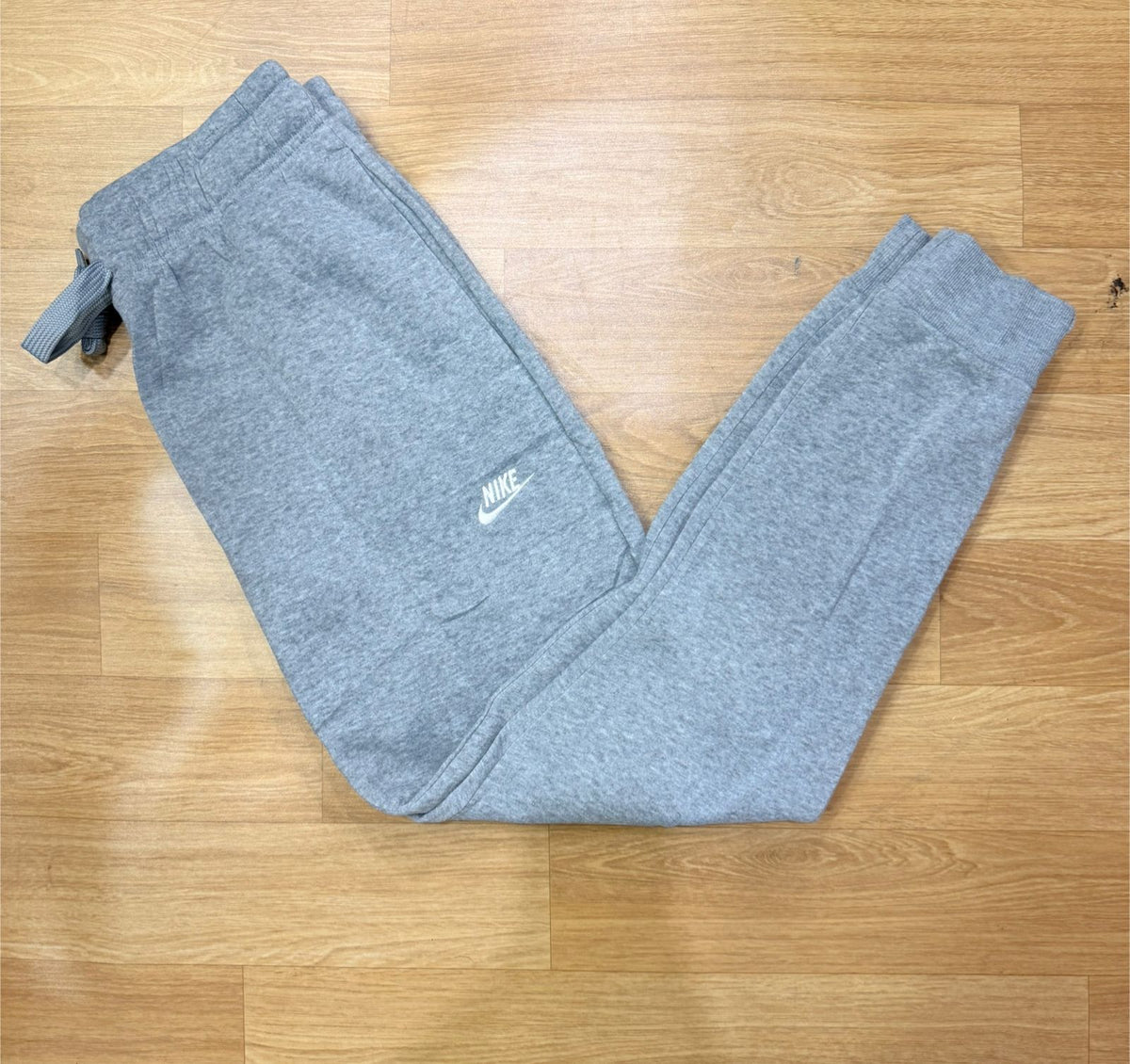 Conjunto Blusão e Calça NK Club - Cinza